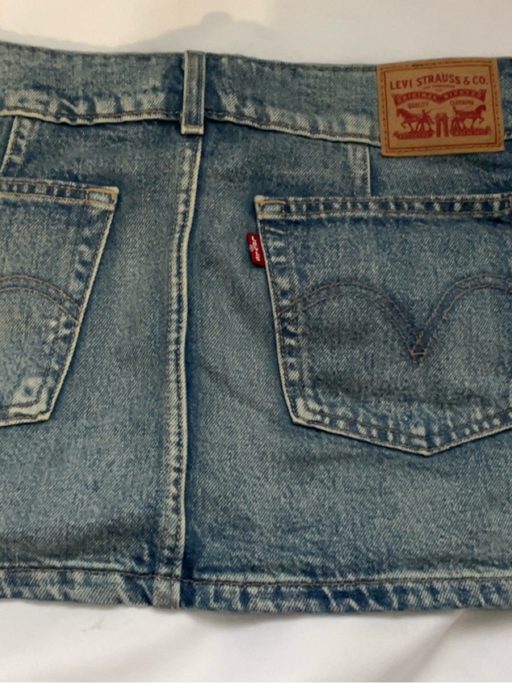 Levi's Men's Faded Blue Denim Jeans with Signature Patch